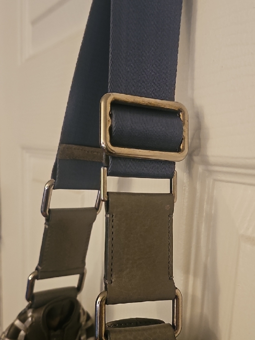 Marc Jacobs Italy. Fringed Woven Hobo Bag in Brown and Cream - Picture 3 of 6